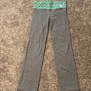 Abercrombie gray yoga pants with patterned waist!